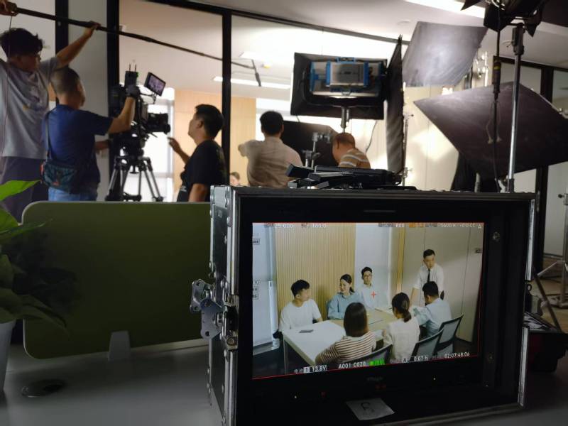 安陆市TVC拍摄公司：科技产品视觉化大师，诠释未来感与功能美学